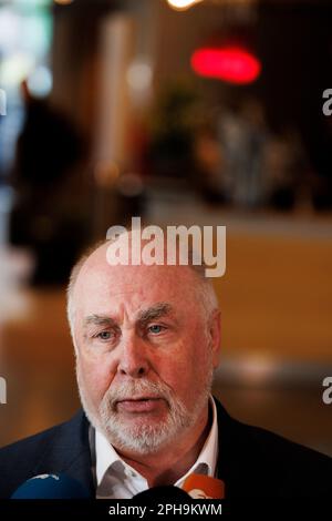 Potsdam, Deutschland. 27. März 2023. Ulrich Silberbach, Vorsitzender des dbb, spricht vor der dritten Runde der Tarifverhandlungen im öffentlichen Sektor im Congress Hotel mit der Presse. Mit einem großangelegten landesweiten Warnstreik lähmten die Gewerkschaften EVG und Verdi am Montag große Teile des öffentlichen Nahverkehrs. Kredit: Carsten Koall/dpa/Alamy Live News Stockfoto