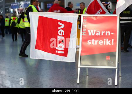 Düsseldorf, Deutschland. 27. März 2023. Landesweite Streikaktion betrifft Deutschland am 27.03.23. Öffentliche Verkehrsmittel, nationale und regionale Bahndienste und Flughäfen sind heute noch immer außer Betrieb, da die Gewerkschaften Verdi und EVG weiterhin für eine Lohnerhöhung von 10,5 % im öffentlichen Sektor eintreten. Kredit: Ant Palmer/Alamy Live News Stockfoto