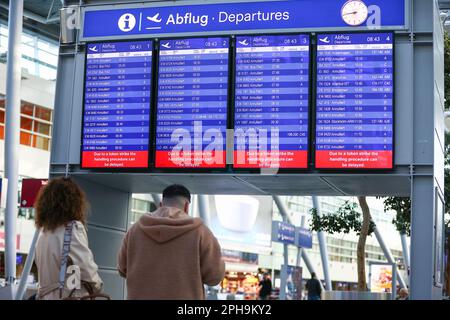 Düsseldorf, Deutschland. 27. März 2023. Landesweite Streikaktion betrifft Deutschland am 27.03.23. Öffentliche Verkehrsmittel, nationale und regionale Bahndienste und Flughäfen sind heute noch immer außer Betrieb, da die Gewerkschaften Verdi und EVG weiterhin für eine Lohnerhöhung von 10,5 % im öffentlichen Sektor eintreten. Kredit: Ant Palmer/Alamy Live News Stockfoto