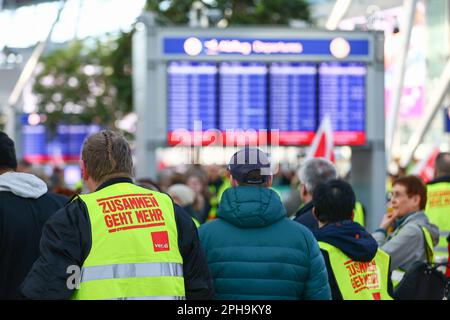 Düsseldorf, Deutschland. 27. März 2023. Landesweite Streikaktion betrifft Deutschland am 27.03.23. Öffentliche Verkehrsmittel, nationale und regionale Bahndienste und Flughäfen sind heute noch immer außer Betrieb, da die Gewerkschaften Verdi und EVG weiterhin für eine Lohnerhöhung von 10,5 % im öffentlichen Sektor eintreten. Kredit: Ant Palmer/Alamy Live News Stockfoto