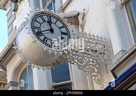 Ornate 1860 Uhr im alten Bankgebäude, jetzt eine Halifax HBOS-Filiale in 86 Mostyn St, Llandudno, Conwy, North wales, UK, LL30 2SB Stockfoto