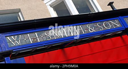 Viktorianisches Buntglas bei WH Smith & Son, Penrhyn House, 101 Mostyn St, Llandudno, Conwy, North Wales, Großbritannien, LL30 2NY Stockfoto