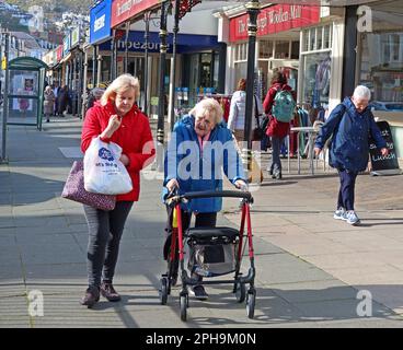 Ältere und ältere Kaufleute in der Mostyn Street, Llandudno, Conwy County Borough, Wales, UK, LL30 2NN Stockfoto