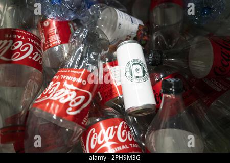 ALMERE – Dosen und Flaschen werden an einer Sammelstelle in einem Supermarkt gesammelt. Die Einführung einer Ablage muss verhindern, dass Dosen in der Natur weggeworfen werden. Die Maßnahme dürfte auch das Recycling verbessern. ANP JEROEN JUMELET niederlande raus - belgien raus Stockfoto