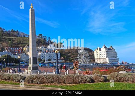 The Great Orme, Cenotaph, gekrönt mit goldener Urne, Riesenrad, Pier und Grand Hotel, in der wunderschönen Stadt Llandudno, Conwy, North Wales, UK, LL30 2LN Stockfoto