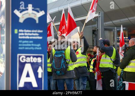 Düsseldorf, Deutschland. 27. März 2023. Landesweite Streikaktion betrifft Deutschland am 27.03.23. Öffentliche Verkehrsmittel, nationale und regionale Bahndienste und Flughäfen sind heute noch immer außer Betrieb, da die Gewerkschaften Verdi und EVG weiterhin für eine Lohnerhöhung von 10,5 % im öffentlichen Sektor eintreten. Kredit: Ant Palmer/Alamy Live News Stockfoto