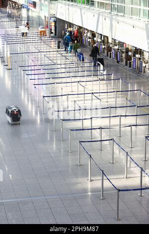 Düsseldorf, Deutschland. 27. März 2023. Landesweite Streikaktion betrifft Deutschland am 27.03.23. Öffentliche Verkehrsmittel, nationale und regionale Bahndienste und Flughäfen sind heute noch immer außer Betrieb, da die Gewerkschaften Verdi und EVG weiterhin für eine Lohnerhöhung von 10,5 % im öffentlichen Sektor eintreten. Kredit: Ant Palmer/Alamy Live News Stockfoto