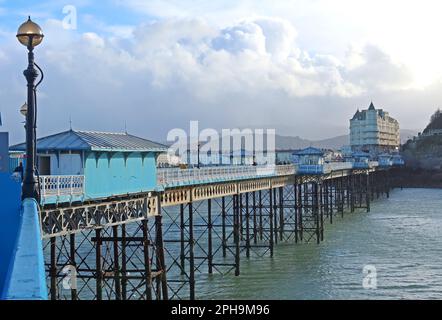 Privater Pier von Llandudno mit Blick nach Westen zum Stadtzentrum & Grand Hotel, North Parade, Llandudno, Conwy County, Nord-Wales, UK, LL30 2LP Stockfoto