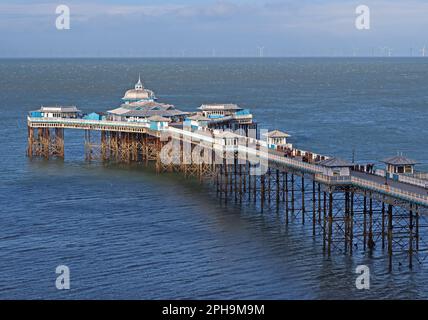 Privater Pier von Llandudno mit Windfarm in der Ferne, North Parade, Llandudno, Conwy County, Nord-Wales, UK, LL30 2LP Stockfoto