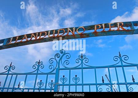 Die kunstvoll verzierten historischen Eingangstore am Llandudno Private Pier, North Parade, Llandudno, Conwy County, North Wales, UK, LL30 2LP Stockfoto