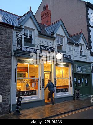 Kunde betritt das Eagles Building, Fishermans Chippy, 3 Castle St, Conwy, North Wales, UK, LL32 8AY Stockfoto
