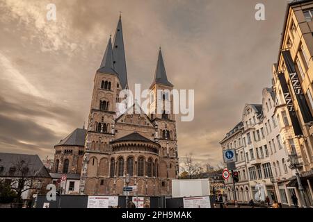 Bild des Bonner Münsters, der bonner Münster, auch bekannt als Bonner Münster in der Innenstadt bei Dämmerung. Bonn Minster ist eine römisch-katholische Kirche in Stockfoto