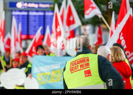 Düsseldorf, Deutschland. 27. März 2023. Landesweite Streikaktion betrifft Deutschland am 27.03.23. Öffentliche Verkehrsmittel, nationale und regionale Bahndienste und Flughäfen sind heute noch immer außer Betrieb, da die Gewerkschaften Verdi und EVG weiterhin für eine Lohnerhöhung von 10,5 % im öffentlichen Sektor eintreten. Kredit: Ant Palmer/Alamy Live News Stockfoto