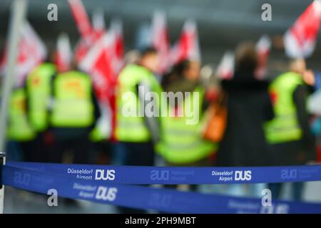 Düsseldorf, Deutschland. 27. März 2023. Landesweite Streikaktion betrifft Deutschland am 27.03.23. Öffentliche Verkehrsmittel, nationale und regionale Bahndienste und Flughäfen sind heute noch immer außer Betrieb, da die Gewerkschaften Verdi und EVG weiterhin für eine Lohnerhöhung von 10,5 % im öffentlichen Sektor eintreten. Kredit: Ant Palmer/Alamy Live News Stockfoto