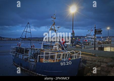 Conwy Harbour at Dusk, Yachten Martina Rose BS20 Angeln und andere Boote, ummauerte Marktstadt, Conwy County Borough, North Wales, Vereinigtes Königreich, LL28 4NG Stockfoto