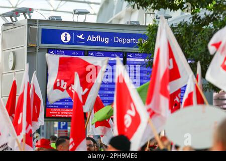 Düsseldorf, Deutschland. 27. März 2023. Landesweite Streikaktion betrifft Deutschland am 27.03.23. Öffentliche Verkehrsmittel, nationale und regionale Bahndienste und Flughäfen sind heute noch immer außer Betrieb, da die Gewerkschaften Verdi und EVG weiterhin für eine Lohnerhöhung von 10,5 % im öffentlichen Sektor eintreten. Kredit: Ant Palmer/Alamy Live News Stockfoto