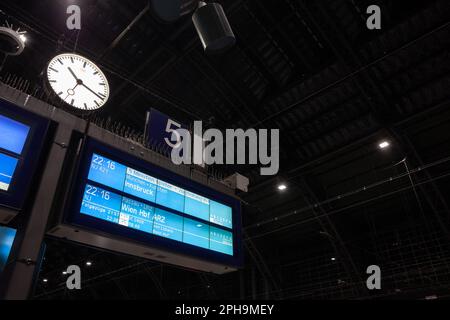 Bild eines Abflugsschilds am Kölner Hauptbahnhof, das die Abfahrt eines Zuges nach Wien und Innsbruck anzeigt, der von Night Jet betrieben wird. Fast Stockfoto