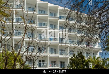 Palmanova, Spanien; märz 19 2023: Hauptfassade des Hotels der Firma Globales Palmanova an einem sonnigen Morgen. Palmanova, Insel Mallorca, Spanien Stockfoto