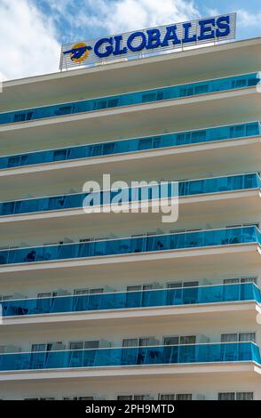 Palmanova, Spanien; märz 19 2023: Hauptfassade des Hotels der Firma Globales Palmanova an einem sonnigen Morgen. Palmanova, Insel Mallorca, Spanien Stockfoto