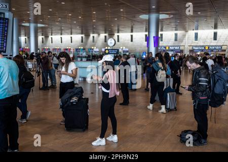 Tel Aviv, Israel. 27. März 2023. Die Menschen stehen am flughafen ben Gurion während eines landesweiten Streiks gegen die Rechtsreform der israelischen rechten Regierung. Kredit: Ilia Yefimovich/dpa/Alamy Live News Stockfoto