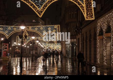 Bild der Belgrader Weihnachtsdekoration auf der Kneza Mihailova Straße in der Nacht mit einer Menge Fußgänger zu Fuß, in Belgrad, Serbien. Stockfoto