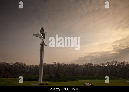 Bild der von vojin stojic entworfenen Säule im Spomen Park jajinci in Belgrad, Serbien. Der Memorial Park Jajinci befindet sich auf dem Gebiet von BE Stockfoto