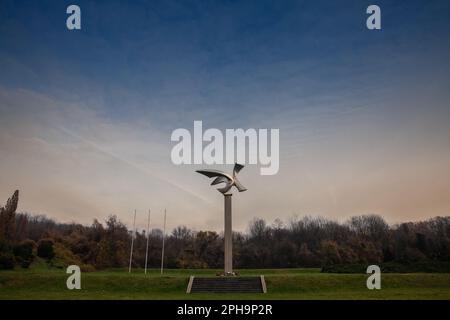 Bild der von vojin stojic entworfenen Säule im Spomen Park jajinci in Belgrad, Serbien. Der Memorial Park Jajinci befindet sich auf dem Gebiet von BE Stockfoto