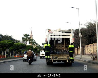 Kairo, Ägypten, März 23 2023: Ein Müllwagen großes mobiles Auto, das Müll für die Müllentsorgung aus Mülltonnen für die Umweltsanitäranlagen sammelt, munic Stockfoto