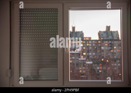 Bild von PVC-Fenstern in Serbien mit Rollläden in der Dämmerung Stockfoto