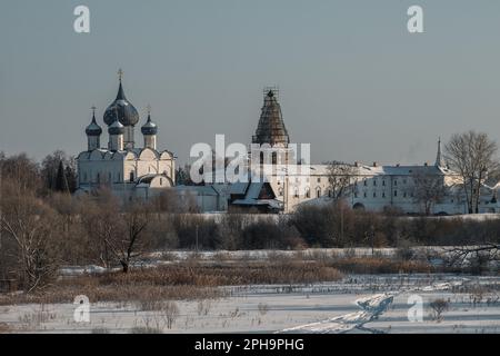 Winterblick auf die Geburtskirche der Heiligen Jungfrau Maria in Suzdal, Region Wladimir Stockfoto