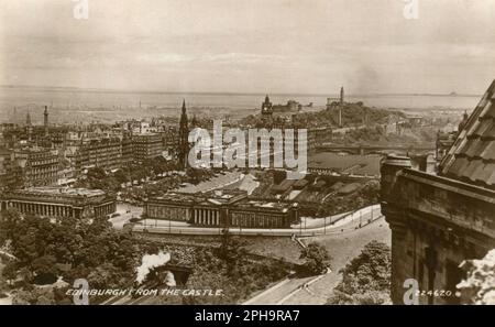 Edinburgh, Schottland. Eine alte Postkarte mit dem Titel „Edinburgh from the Castle“, die einen Blick auf das Stadtzentrum von Edinburgh vom Schloss Edinburgh aus zeigt. Zu sehen sind viele bemerkenswerte Wahrzeichen wie das National Monument of Scotland, Edinburgh Waverley Station, das Scott Monument, die Royal Scottish Academy, die Scottish National Gallery, North Bridge, das Melville Monument und das Balmoral Hotel. Stockfoto