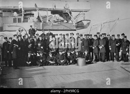 England. 1895. Ein Foto der Offiziere, die mit Lord Walter Kerr an Bord des Kriegsschiffs H.M.S. gedient haben Königliche Hoheit, während ihrer Kreuzfahrt im November und Dezember 1895. In dieser Zeit diente es als Vorzeigeschiff der Kanalstaffel. Stockfoto