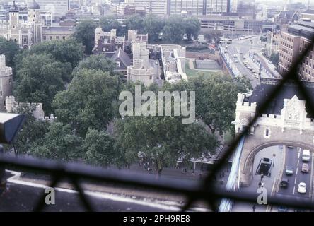 Nach London. 1984. Blick auf den Tower of London und die Tower Bridge vom Fußweg der Tower Bridge über die Themse in London, England. Stockfoto