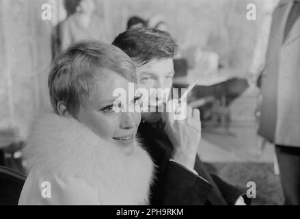 Nach London. Etwa 1967. Ein Foto von Mia Farrow und Laurence Harvey im Café Royal, Regent Street in Piccadilly, London, das hinter den Kulissen während der Dreharbeiten des britischen Neo-Noir-Spionagefilms „A Dandy in Aspic“ aufgenommen wurde. Der Film wurde von Anthony Mann gedreht. Stockfoto