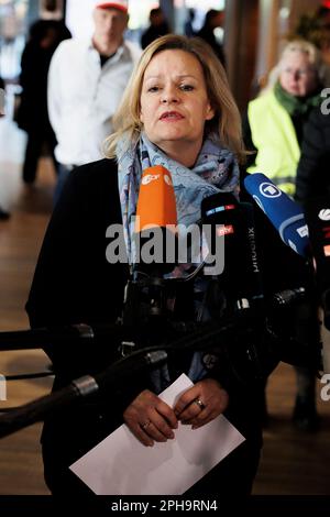 Frankfurt, Deutschland. Potsdam, Deutschland. 27. März 2023. Nancy Faeser (SPD), Bundesministerin für Inneres und Inneres, spricht vor der dritten Runde der Tarifverhandlungen im öffentlichen Sektor im Congress Hotel mit der Presse. Mit einem großangelegten landesweiten Warnstreik lähmten die Gewerkschaften EVG und Verdi am Montag große Teile des öffentlichen Nahverkehrs. Kredit: dpa Picture Alliance/Alamy Live News Stockfoto