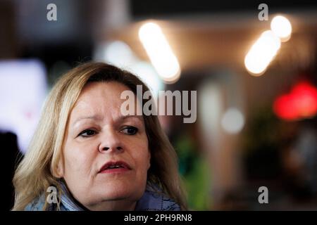 Frankfurt, Deutschland. Potsdam, Deutschland. 27. März 2023. Nancy Faeser (SPD), Bundesministerin für Inneres und Inneres, spricht vor der dritten Runde der Tarifverhandlungen im öffentlichen Sektor im Congress Hotel mit der Presse. Mit einem großangelegten landesweiten Warnstreik lähmten die Gewerkschaften EVG und Verdi am Montag große Teile des öffentlichen Nahverkehrs. Kredit: dpa Picture Alliance/Alamy Live News Stockfoto