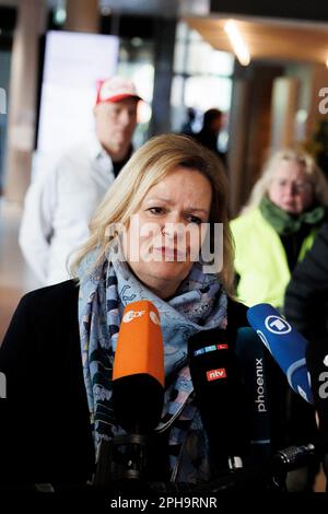 Frankfurt, Deutschland. Potsdam, Deutschland. 27. März 2023. Nancy Faeser (SPD), Bundesministerin für Inneres und Inneres, spricht vor der dritten Runde der Tarifverhandlungen im öffentlichen Sektor im Congress Hotel mit der Presse. Mit einem großangelegten landesweiten Warnstreik lähmten die Gewerkschaften EVG und Verdi am Montag große Teile des öffentlichen Nahverkehrs. Kredit: dpa Picture Alliance/Alamy Live News Stockfoto