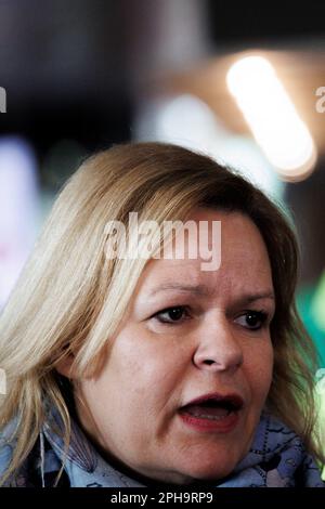 Frankfurt, Deutschland. Potsdam, Deutschland. 27. März 2023. Nancy Faeser (SPD), Bundesministerin für Inneres und Inneres, spricht vor der dritten Runde der Tarifverhandlungen im öffentlichen Sektor im Congress Hotel mit der Presse. Mit einem großangelegten landesweiten Warnstreik lähmten die Gewerkschaften EVG und Verdi am Montag große Teile des öffentlichen Nahverkehrs. Kredit: dpa Picture Alliance/Alamy Live News Stockfoto