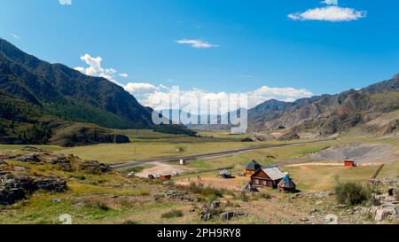 Panorama des Petrographiekomplexes Altai in den Bergen im Herbst. Stockfoto