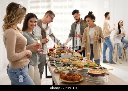 Eine Gruppe von Personen, die ein Brunch-Buffet zusammen im Haus genießen Stockfoto