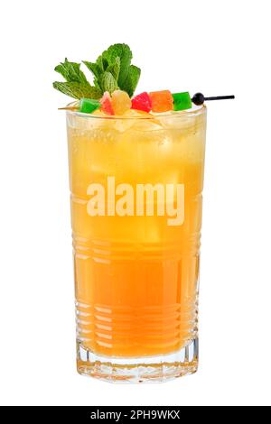Großes Glas kalter Mango und Passionsfrucht-Limonade isoliert auf weißem Hintergrund Stockfoto