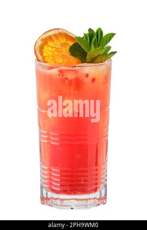 Ein großes Glas kalte, blutige orangefarbene Limonade, isoliert auf weißem Hintergrund Stockfoto