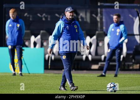 Der schottische Manager Steve Clarke während eines Trainings in Lesser Hampden, Glasgow. Foto: Montag, 27. März 2023. Stockfoto