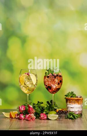 Set aus kaltem Sangria in einem Weinglas und Eiskaffee Sommergetränken auf einem Holztisch mit Zutaten Stockfoto