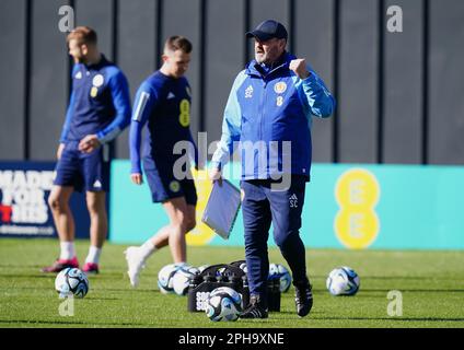 Der schottische Manager Steve Clarke während eines Trainings in Lesser Hampden, Glasgow. Foto: Montag, 27. März 2023. Stockfoto