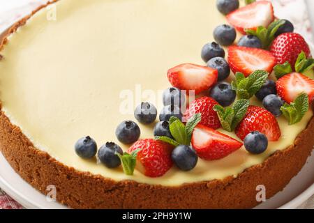 Käsekuchen mit frischen Beeren, Erdbeeren, Heidelbeeren, New Yorker Nachtisch. Schließen. Horizontal Stockfoto