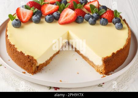 New Yorker Käsekuchen mit Beeren und ausgeschnittener Nahaufnahme. Horizontal Stockfoto