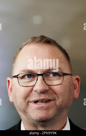 Potsdam, Deutschland. 27. März 2023. Frank Wernecke, Vorsitzender der Gewerkschaft des Dienstleistungssektors Verdi, spricht vor der dritten Runde der Tarifverhandlungen im öffentlichen Sektor im Congress Hotel mit der Presse. Mit einem großangelegten landesweiten Warnstreik lähmten die Gewerkschaften EVG und Verdi am Montag große Teile des öffentlichen Nahverkehrs. Kredit: Carsten Koall/dpa/Alamy Live News Stockfoto