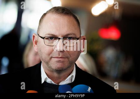 Potsdam, Deutschland. 27. März 2023. Frank Wernecke, Vorsitzender der Gewerkschaft des Dienstleistungssektors Verdi, spricht vor der dritten Runde der Tarifverhandlungen im öffentlichen Sektor im Congress Hotel mit der Presse. Mit einem großangelegten landesweiten Warnstreik lähmten die Gewerkschaften EVG und Verdi am Montag große Teile des öffentlichen Nahverkehrs. Kredit: Carsten Koall/dpa/Alamy Live News Stockfoto