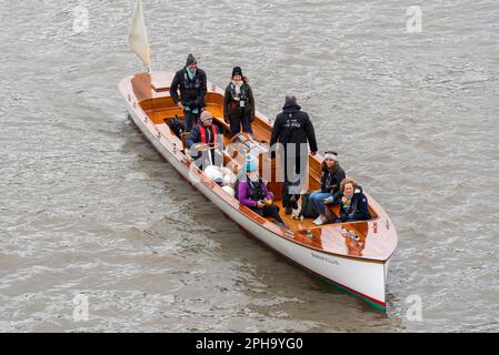 Bootsrennen 2023. Amaryllis-Hilfsschiff mit Cambridge Women's Boat Race Team. AMARYLLIS ist ein 50ft Umpire Launch, der 1928 von Hobbs of Henley erbaut wurde Stockfoto